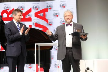 Fabio Biondi z Medalem "Odwaga i Wiarygodność" za propagowanie muzyki Moniuszki